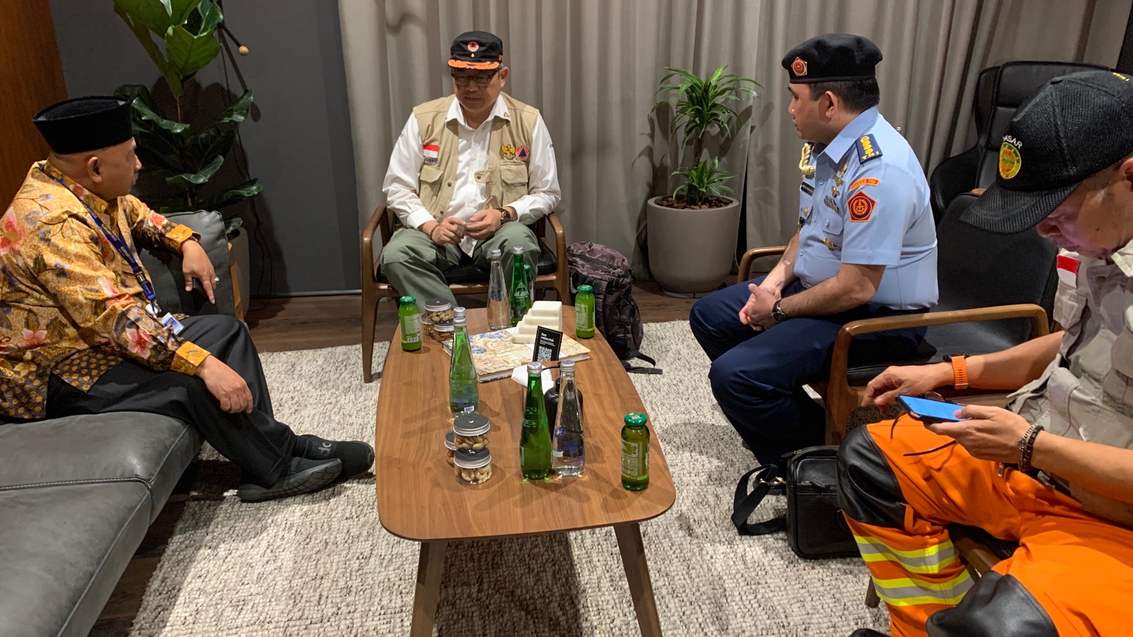 Duta Besar RI untuk Turkiye Lalu Muhammad Iqbal yang didampingi Atase Pertahanan menerima rombongan Tim Kemanusiaan RI yang tiba di Bandar Udara Adana Sakirpasa, Provinsi Adana, Turkiye, pada Minggu pagi (12/2).